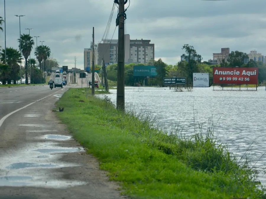 Rio Gravataí saiu do leito e inundou a área de vegetação às margens da avenida Assis Brasil Foto : Alina Souza