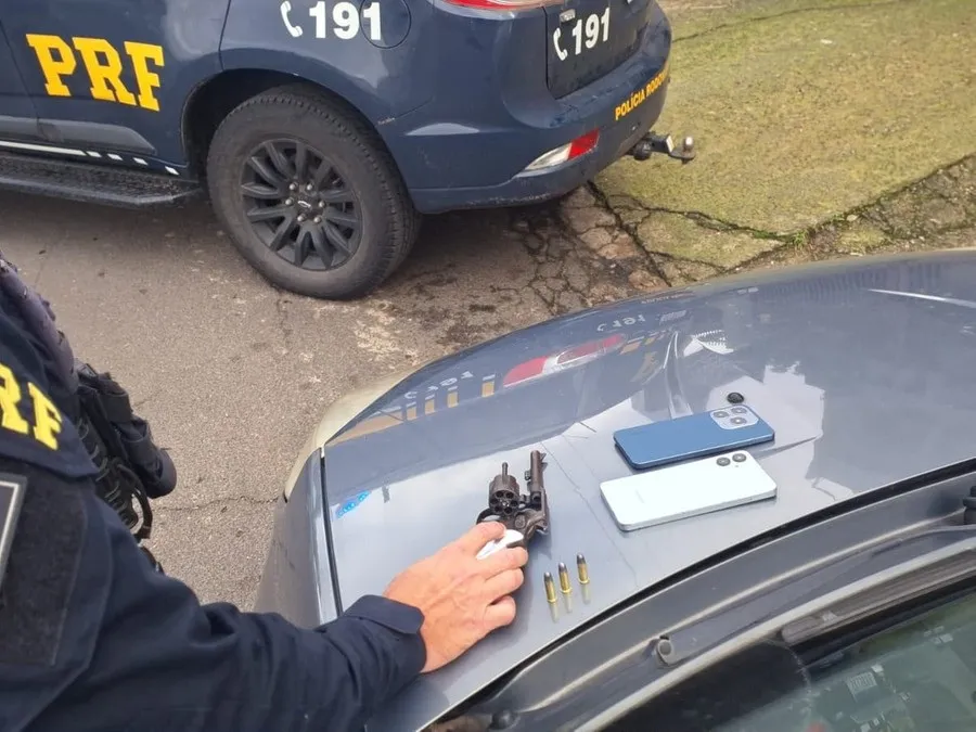 Presos em flagrante, foram encaminhados juntamente com o veículo recuperado, a arma e as munições à Polícia Civil. Foto : PRF / CP