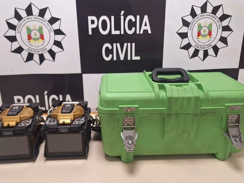 Entre os itens recuperados estavam máquinas de fusão de fibras ópticas Foto : Polícia Civil / Divulgação / CP