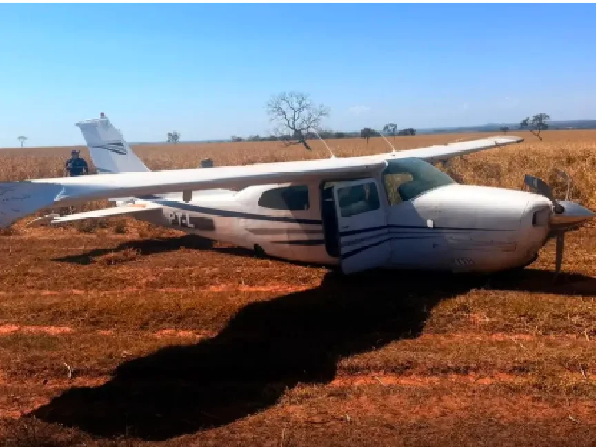 Após tentativas de contato com a aeronave de pequeno porte, os caças da FAB dispararam contra ela, com o objetivo de danificar o equipamento e forçar a aterrissagem Foto : Foto: Reprodução FAB
