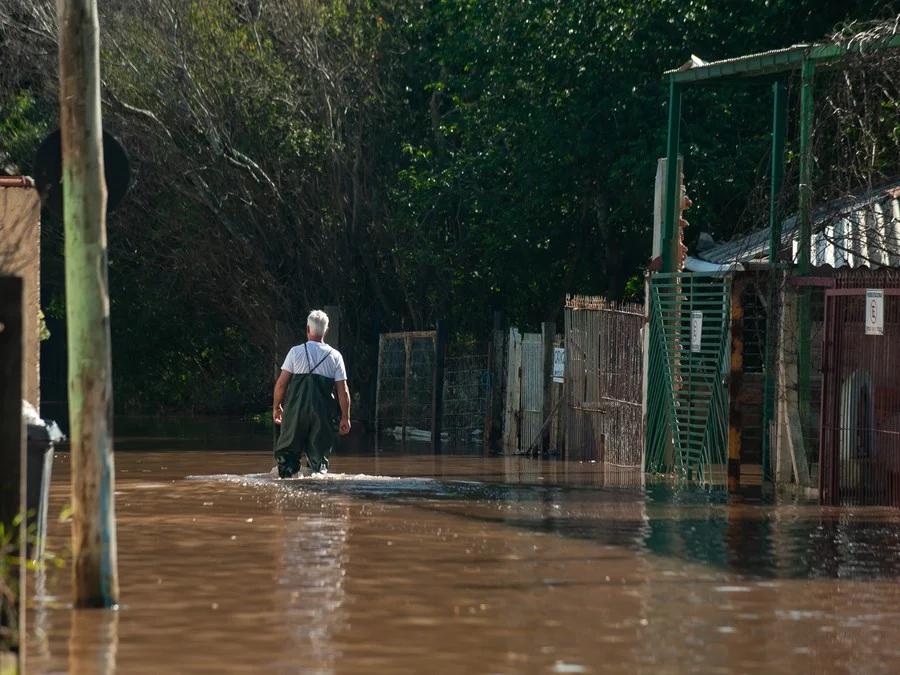 Mesmo com redução, água ainda toma algumas ruas na região das ilhas Foto : Camila Cunha