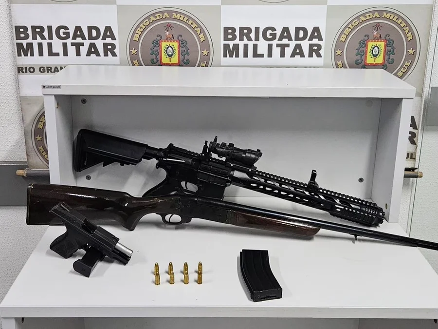 Foram apreendidos uma pistola com oito munições, uma espingarda, um simulacro de fuzil e celulares Foto : BM / Divulgação / CP