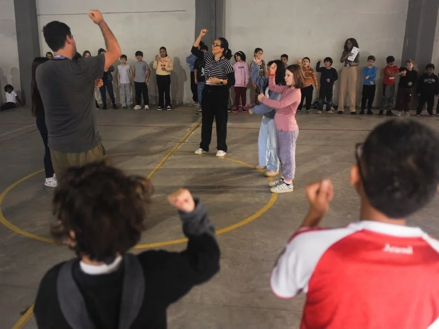 Alunos da EMEB Leopolda Barnewitz, no bairro Cidade Baixa, na Capital, fizeram flashmob para marcar retorno às aulas Foto : Camila Cunha