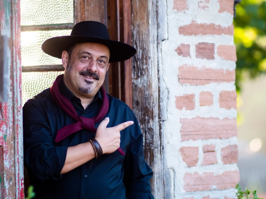 O Banrisul Cultural promove na terça, 4/8, às 19h, o 2º encontro do Conta uma Canção. No Teatro Bruno Kiefer, Érlon Péricles e Vinícius Brum recebem Cristiano Quevedo para falar sobre “Gaúcho Coração” Foto : Laércio Leitzke / Divulgação / CP