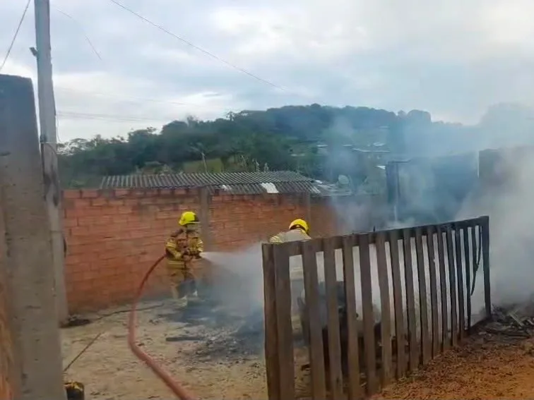 Moradia foi destruída pelo incêndio na tarde de terça-feira Foto : BM / CP