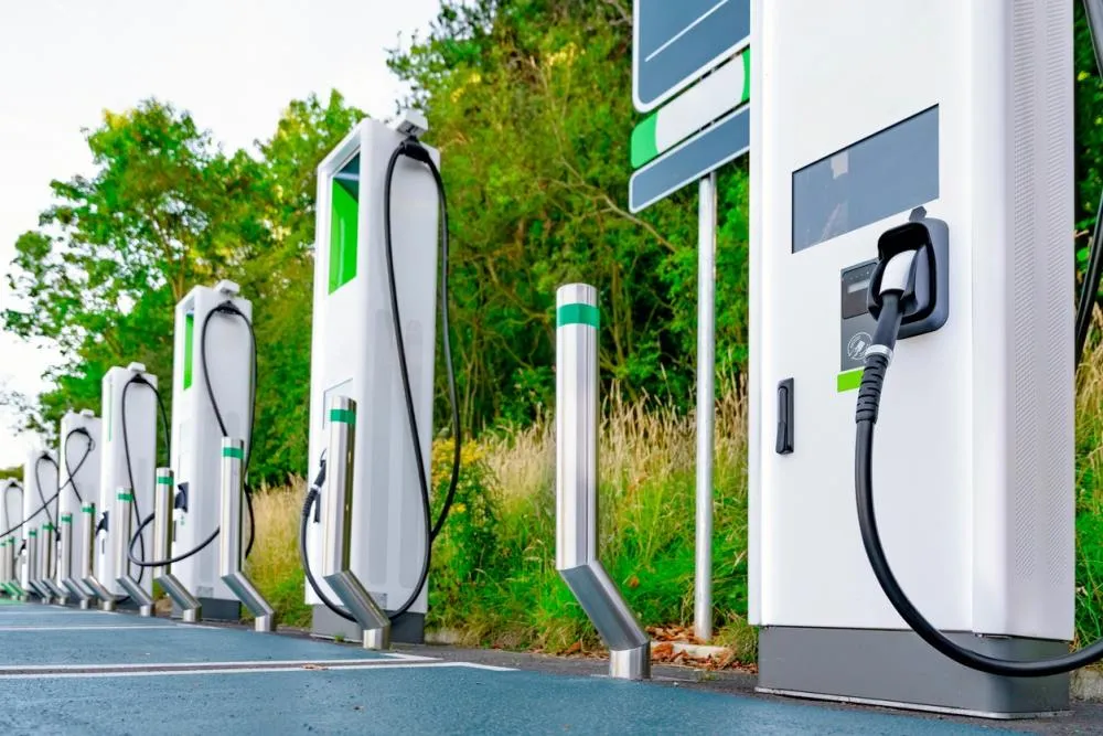 Buscas online por “eletropostos” crescem 309% e acompanham avanço dos carros elétricos no Brasil; veja os estados que mais pesquisaram