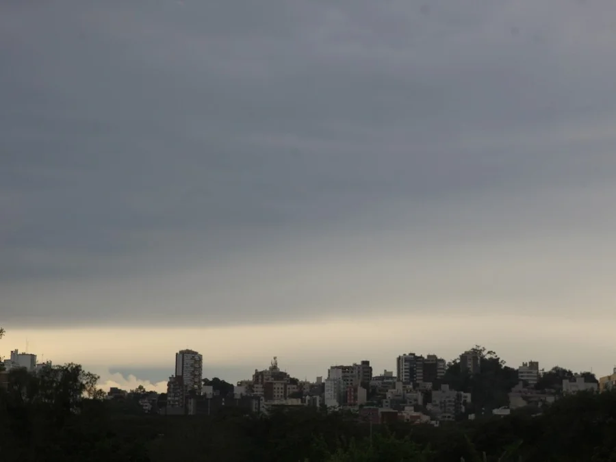 Porto Alegre tem alerta de vendaval Foto : Mauro Schaefer