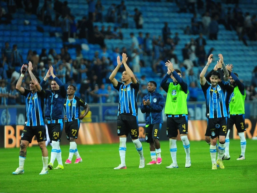 Jogadores do Grêmio agradecem ao torcedor após a vitória sobre o Mirassol Foto : Fabiano do Amaral