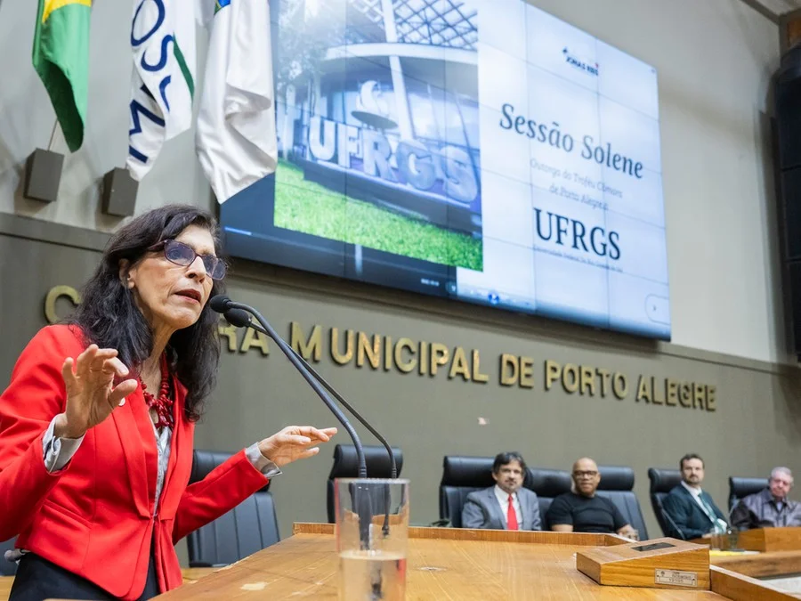 Ufrgs recebe homenagem do Poder Legislativo