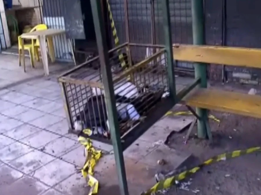 Homem coloca fogo em morador de rua em Alvorada Foto : Record / Reprodução