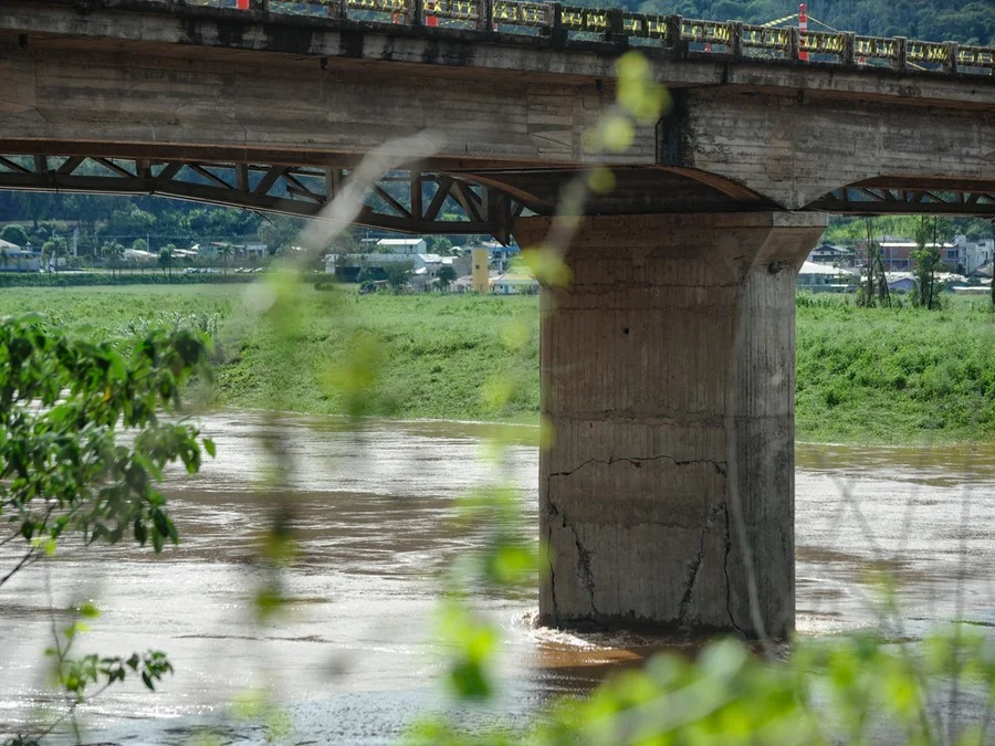 Ponte na ERS 129 sobre rio Guaporé, entre Muçum e Encantando, apresentou fissura em um dos pilares Foto : Camila Cunha
