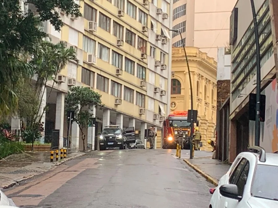 Suspeita de bomba mobiliza BM e isola rua no Centro de Porto Alegre Foto : Alina Souza