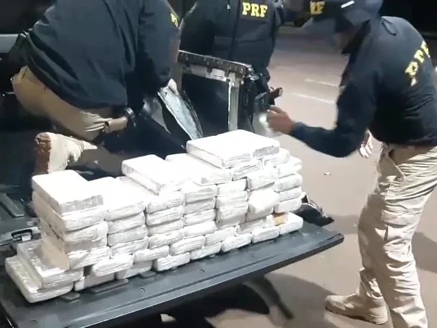Agentes encontraram 80 tabletes de cocaína escondidos no carro Foto : PRF / Divulgação / CP