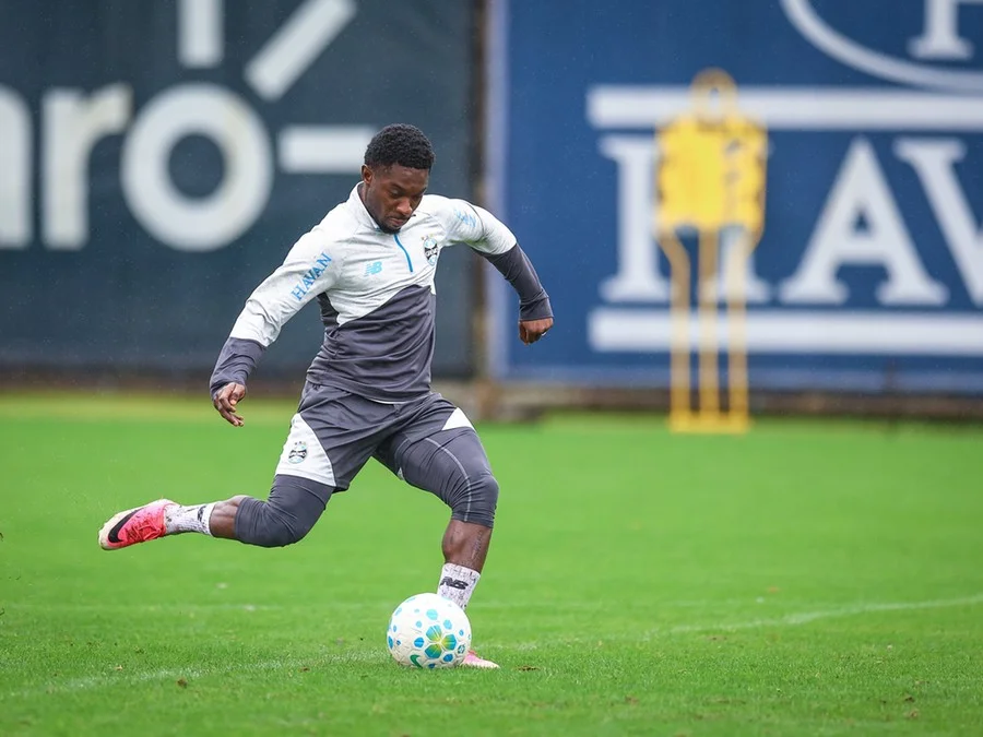 Amuzu retorna ao time titular neste domingo, em Belo Horizonte Foto : LUCAS UEBEL/GREMIO FBPA / CP