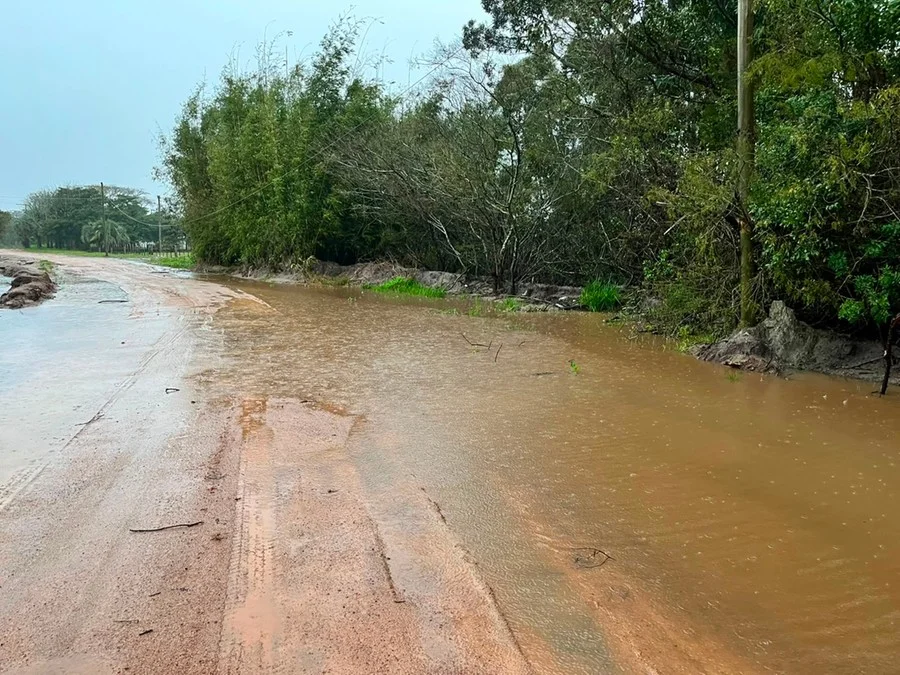 A estrada que leva ao camping municipal permanecia interditada na manhã deste domingo Foto : Gilmar Majada / Defesa Civil de São Lourenço do Sul / CP