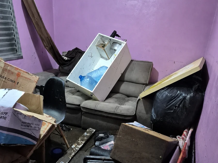 Os móveis de duas casas e de uma escola de educação infantil particular tiveram perda total Foto : Defesa Civil / Divulgação / CP