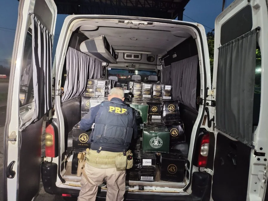 Condutor foi preso ao transportar 1.579 garrafas de bebida alcoólica sem desembaraço aduaneiro na BR 290 Foto : Polícia Rodoviária Federal / Divulgação / CP