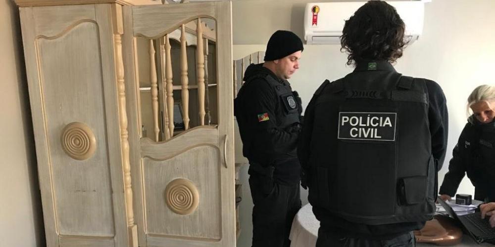 Quatro ordens judiciais, sendo três mandados de busca e apreensão e um outro de prisão preventiva, estão sendo cumpridos | Foto: Polícia Civil / CP
