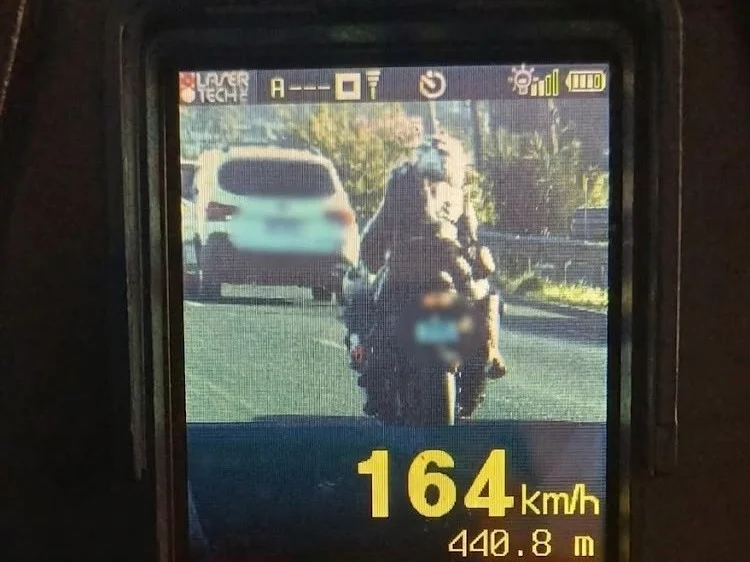 Foram aplicadas diversas multas por excesso de velocidade e 28 motocicletas foram recolhidas com irregularidades Foto : PRF / Divulgação / CP