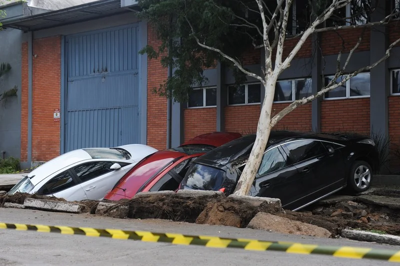 Três carros caíram em cratera que se abriu em calçada de estacionamento | Foto: Camila Cunha