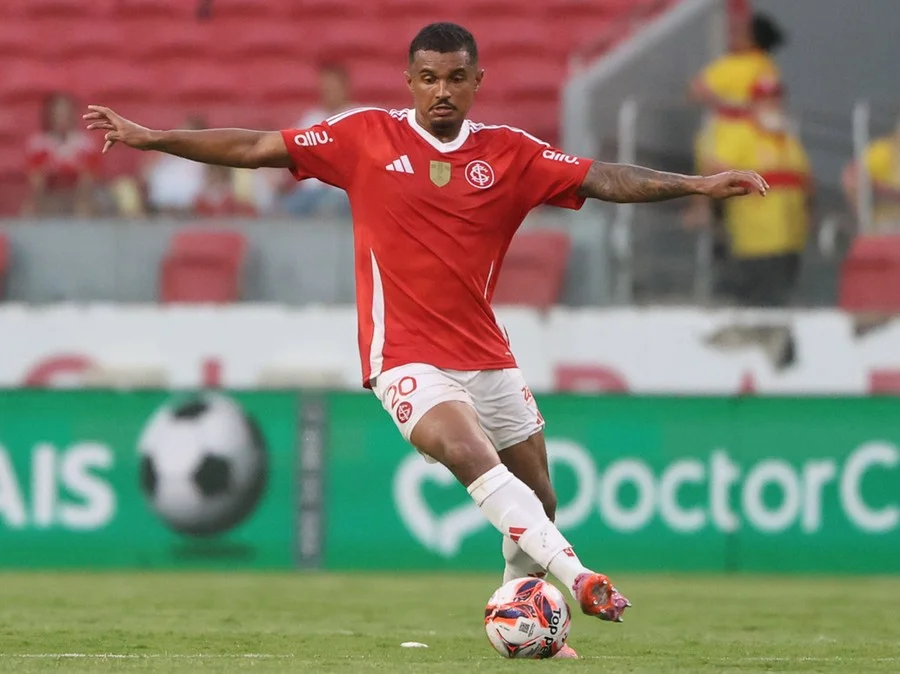 Clayton Sampoio já viajou para ser apresentado por clube russo Foto : RICARDO DUARTE / INTER / CP