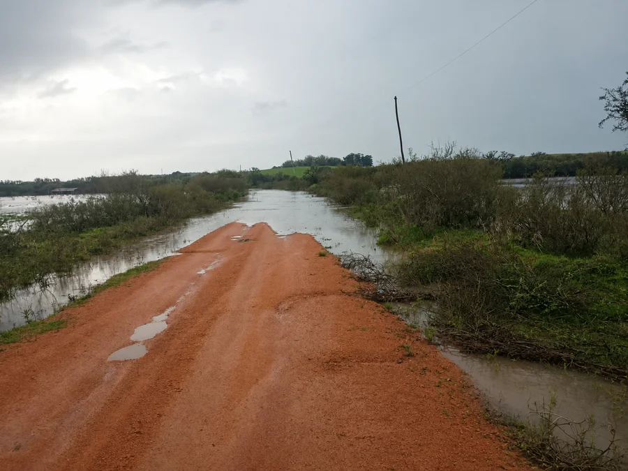 Estradas da zona rural de Pedras Altas ficaram embaixo da água Foto : Divulgação / Defesa Civil de Pedras Altas / CP