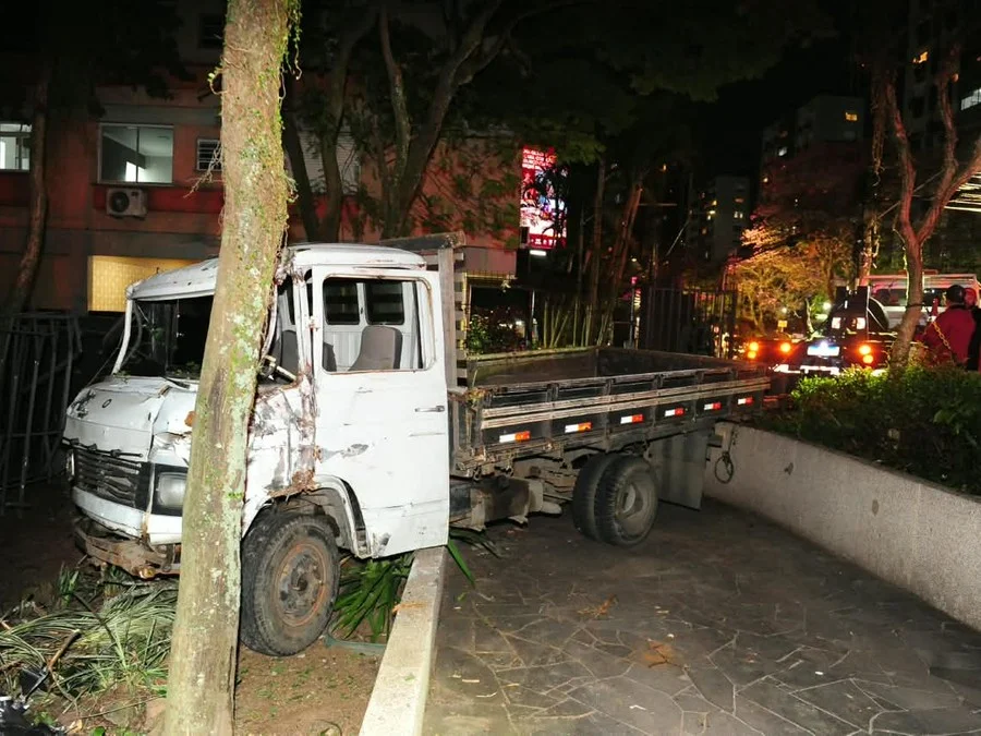 Caminhão invade terreno de condomínio no bairro Boa Vista, em Porto Alegre