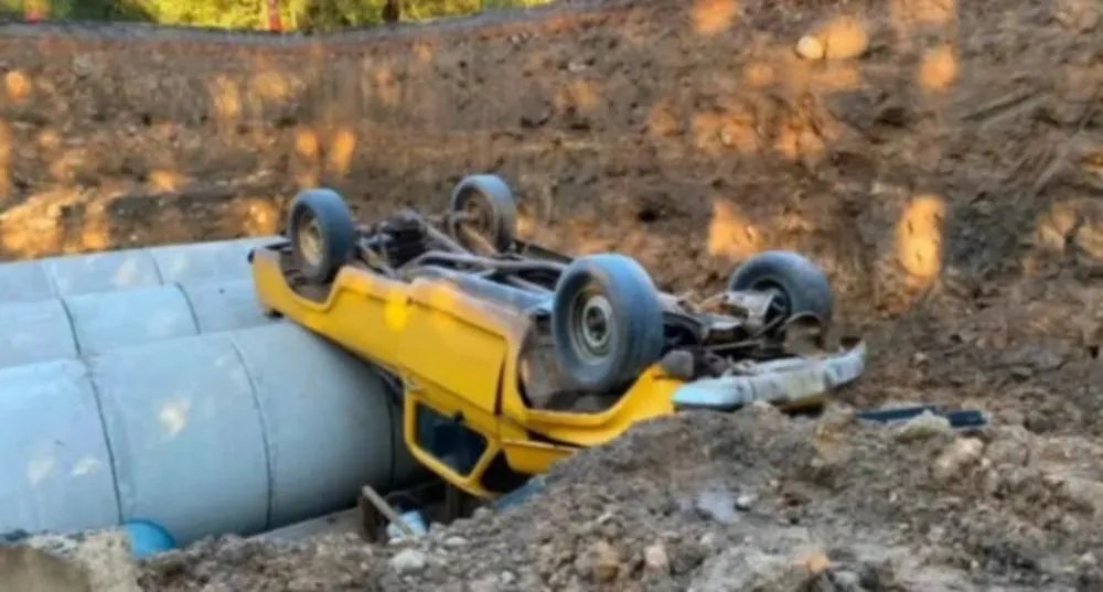 Motorista fica ferido após caminhonete cair em escavação na ERS-448, em Farroupilha