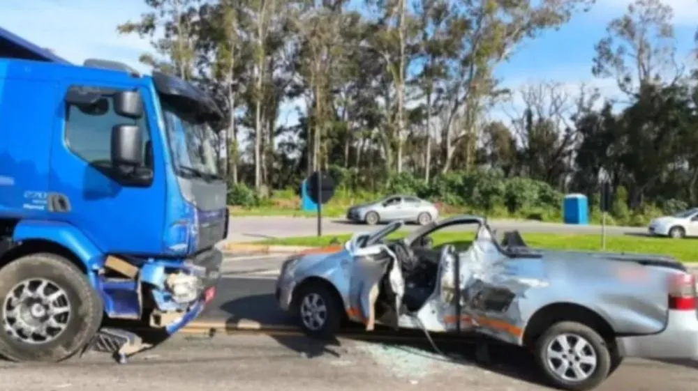 Acidente entre caminhão e Montana deixa vítima presa às ferragens na ERS-122, em Caxias do Sul