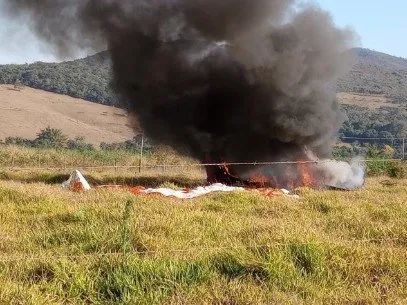Avião de pequeno porte pega fogo e cai em MG; piloto foi socorrido com vida Foto : CBMMG/ Divulgação