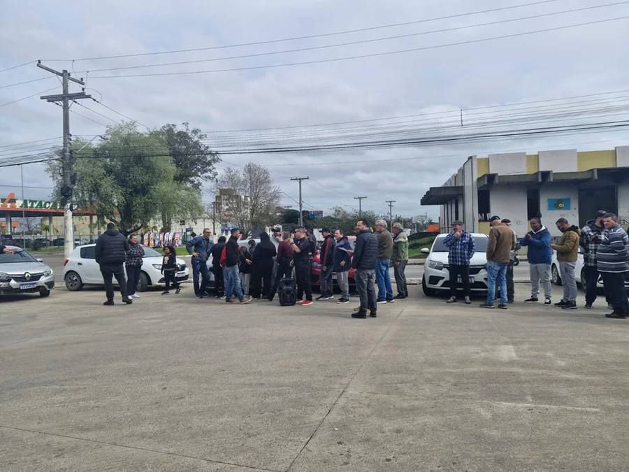 Durante a manhã, os profissionais se reuniram em um estacionamento da Avenida Zeferino Costa Foto : Angélica Silveira / Especial / CP