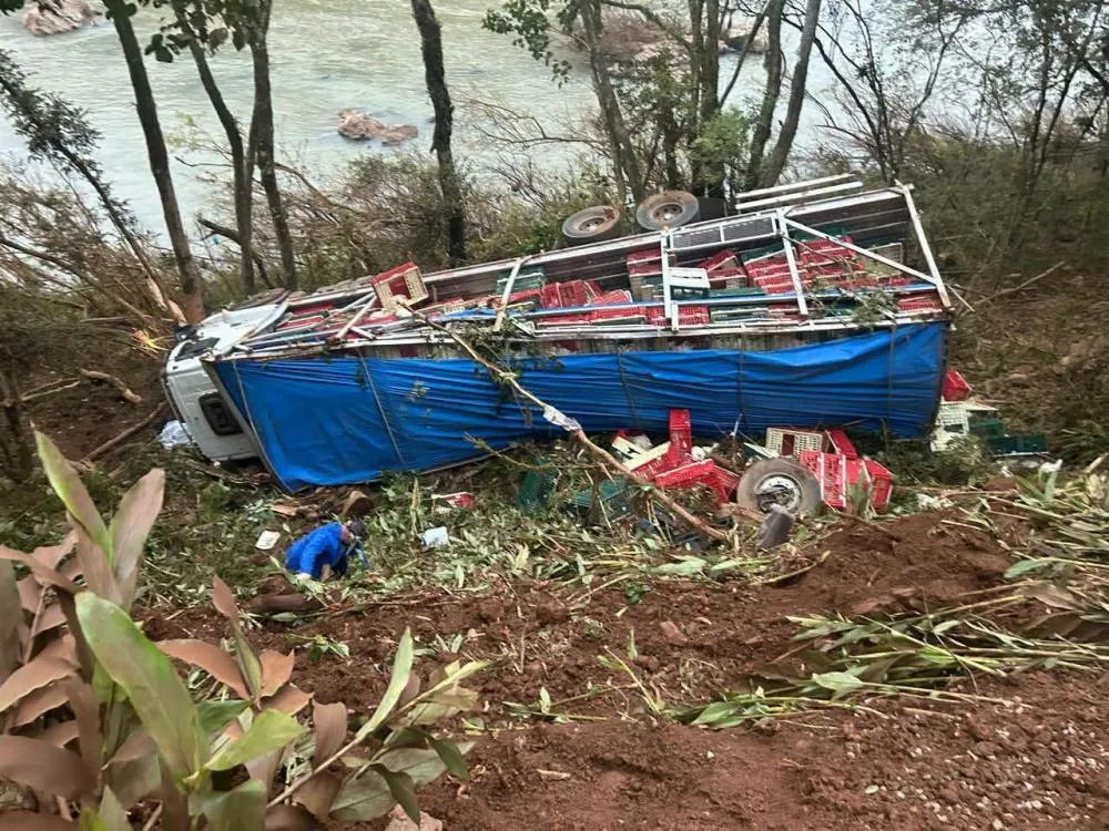 Caminhão capota e trânsito será bloqueado entre Anta Gorda e Guaporé