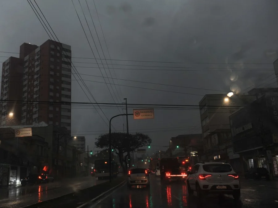 Porto Alegre escureceu com a chegada das nuvens carregadas e, posteriormente, a chuva Foto : Camila Cunha