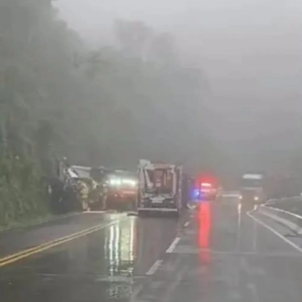 Caminhoneiro morre após tombamento na Rota do Sol, em Itati