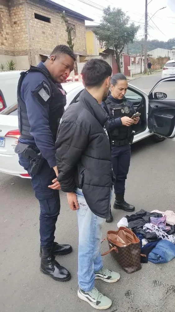 Guarda Municipal prende homem com faca e impede feminicídio em Viamão