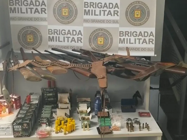 Entre as armas apreendidas estão espingardas e uma carabina de pressão Foto : Divulgação BM / CP