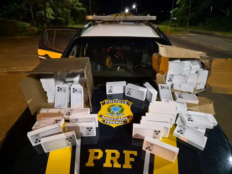Veículo e produtos foram apreendidos e encaminhados a Polícia Federal Foto : PRF / Divulgação / CP