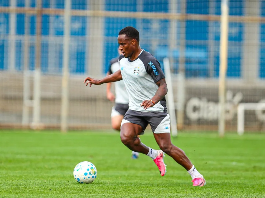 Atacante volta a treinar e pode reforçar o Grêmio contra o Vasco