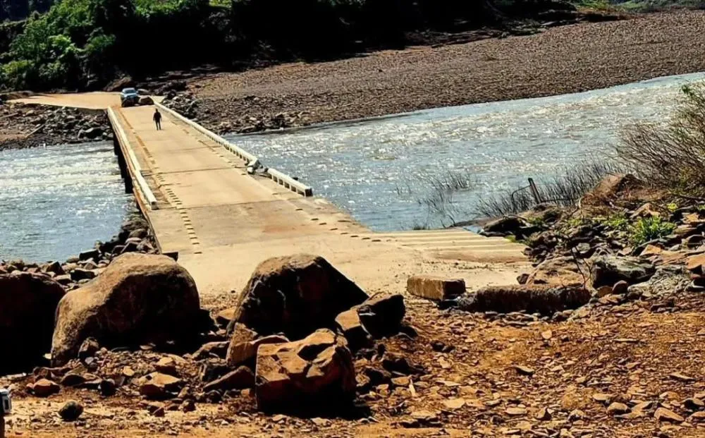 Jovem ferido em acidente com trator é levado de maca por ponte interditada entre Cotiporã e Bento Gonçalves