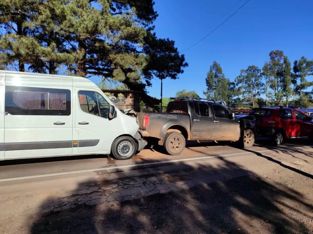 Engavetamento envolvendo três veículos deixa trânsito lento na ERS-324, em Marau