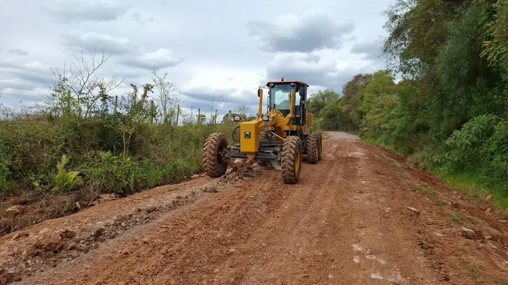 Nova motoniveladora reforça manutenção de estradas do interior de Espumoso