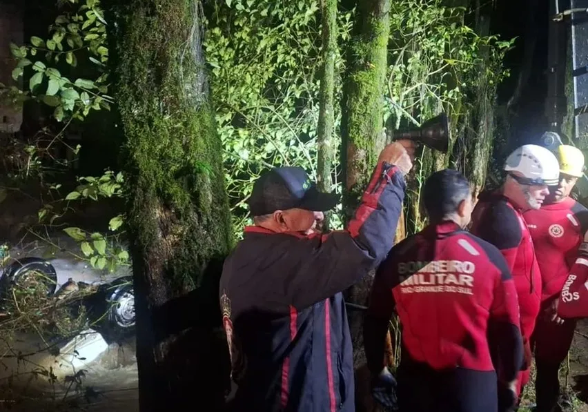 Buscas por Eliane Nunes, 43 anos, continuam ele está desaparecida após o veículo em que estava ser arrastado pela correnteza do rio São Marcos Foto : Corpo de Bombeiros Militar do RS / CP