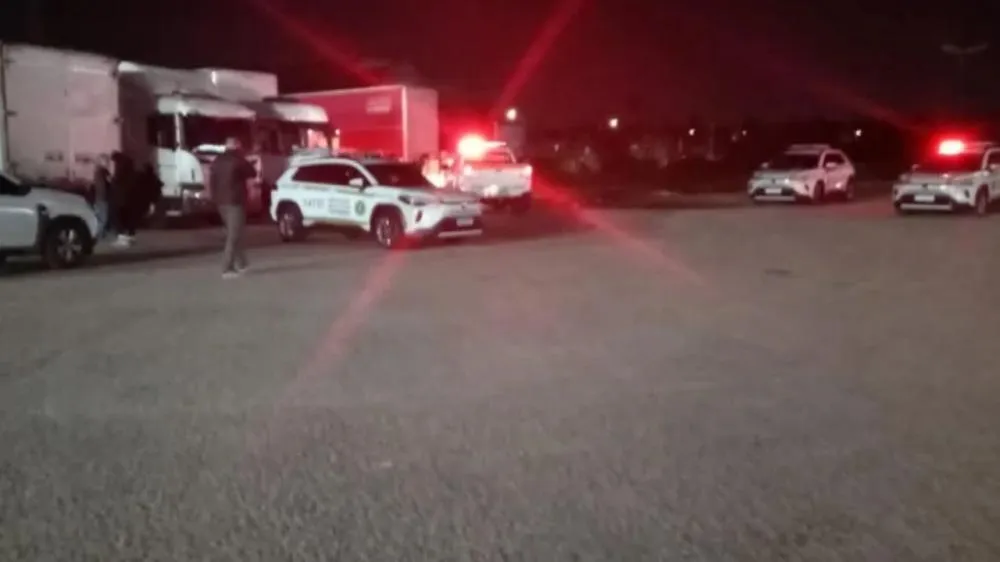 Homem é assassinado dentro de carro em posto de gasolina de Porto Alegre