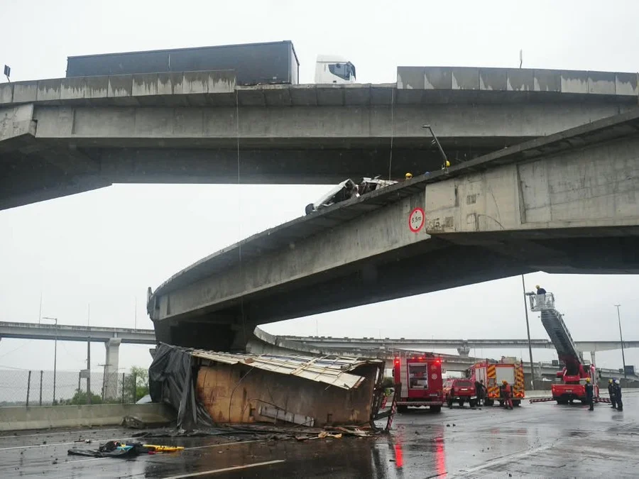 Caminhão desaba de alça da nova Ponte do Guaíba em Porto Alegre Foto : Fabiano do Amaral