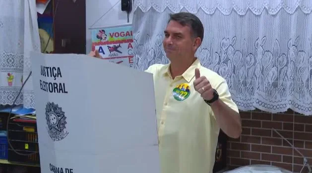 Eleições 2026: Flávio Bolsonaro vota na Zona Norte do Rio