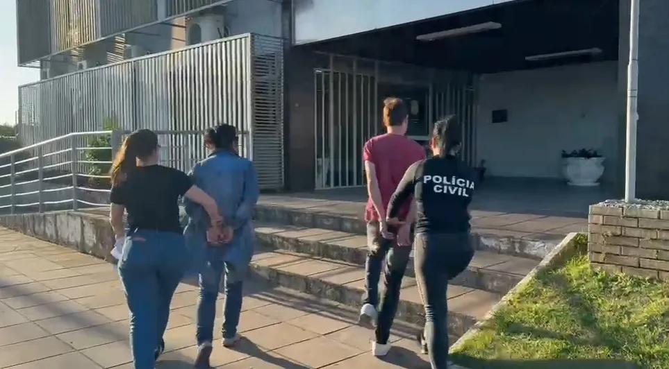 Equipe da DPCA de Canoas prende casal por suspeita de abuso contra filhos – Foto: PCRS