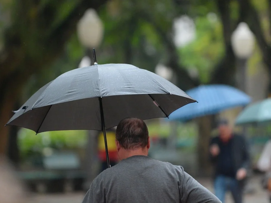 Chuva e garoa marcam o feriado desta segunda-feira no RS