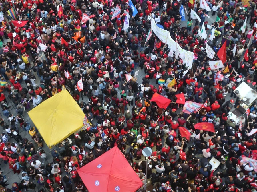 Ato pró-Lula mobiliza manifestantes em caminhada no centro de Porto Alegre