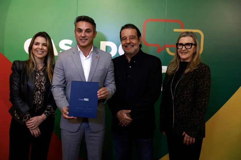 Nelson Sirotsky, publisher e presidente do Conselho de Gestão do Grupo RBS, entregou o dossiê a Luciano Zucco ao lado de Patrícia Fraga (E), CEO da RBS, e Marta Gleich (D), diretora-executiva de Jornalismo do Grupo RBS. | Crédito: Jeff Botega, Agência RBS