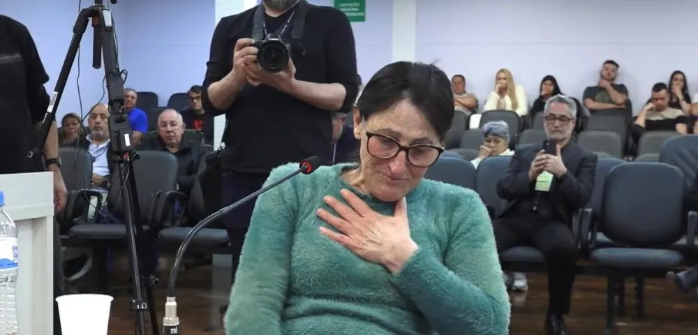 Marisete Lourdes Perin, mãe de Paula Perin Portes durante Júri
